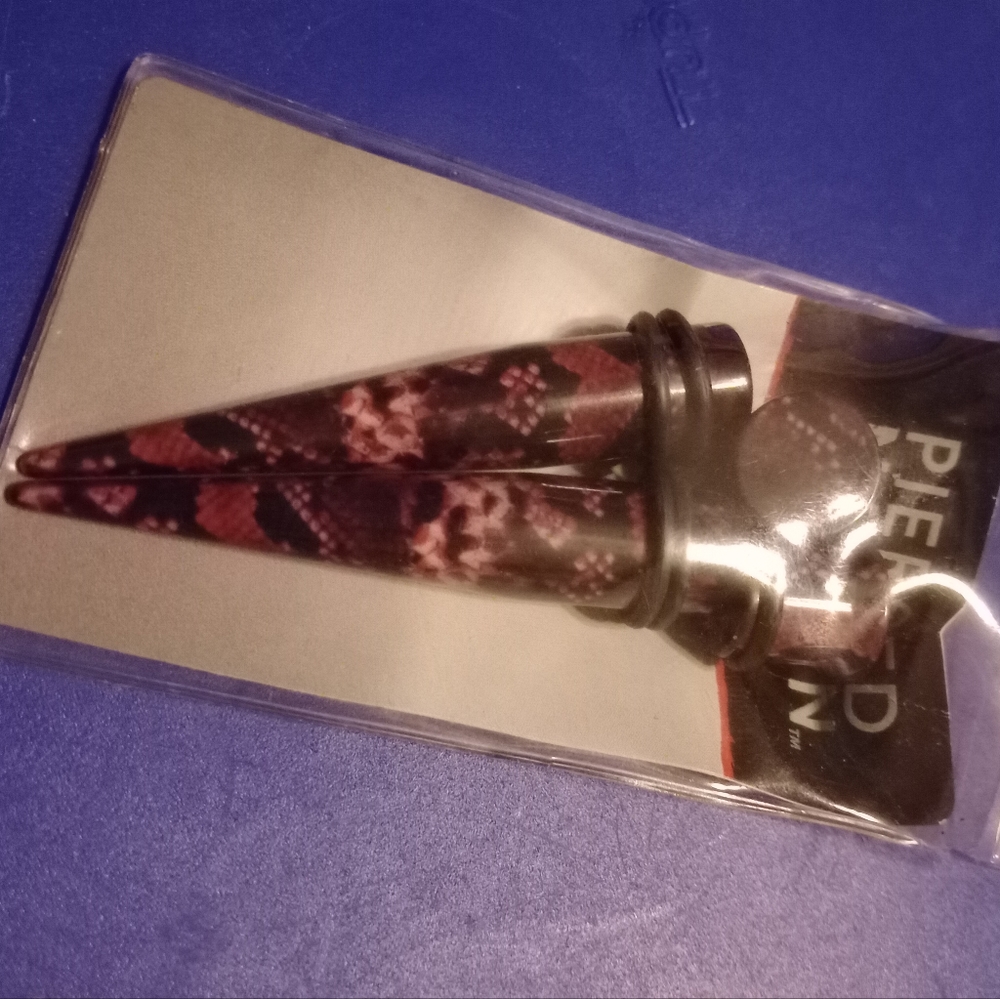 11MM (7/16IN) RED ANIMAL PRINT PLUGS AND TAPERS